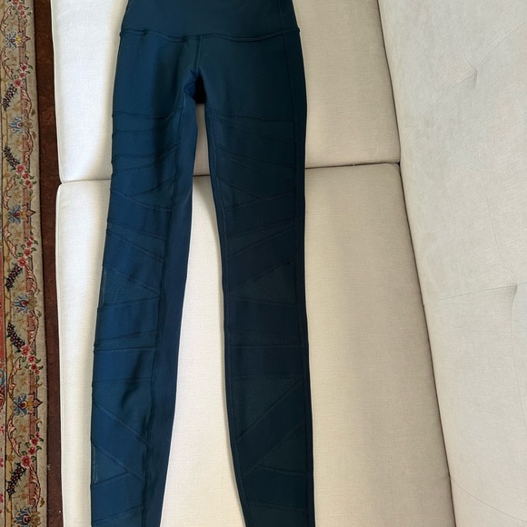 Lululemon Wunder Under high rise tech mesh submarine. Size 2 - Picture 6 of 11